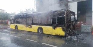 Sultanbeyli’de seyir halindeki İETT otobüsünü alev alev yandı
