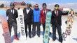 Kayak sezonunu takım elbiseyle snowboard yaparak uğurladılar
