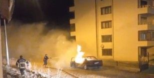 Ardahan’da park halindeki otomobil alev alev yandı
