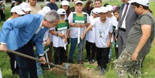 Adana’da okul bahçesine meyve fidanı dikildi
