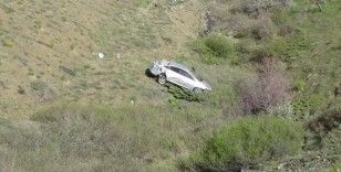 Otomobil yaklaşık 50 metrelik uçurumdan taklalar atarak yuvarlandı