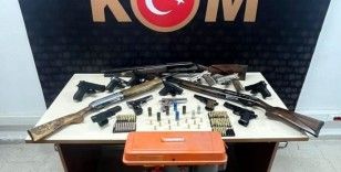 Burdur'da kaçakçılık operasyonunda çok sayıda silah ele geçirildi