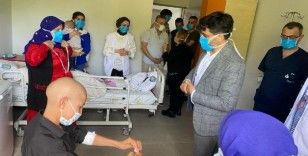 Dicle Üniversitesi Rektörü Karakoç'dan hastanede yatan çocuklara 23 Nisan ziyareti