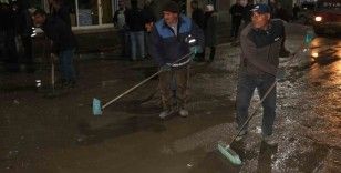 Diyadin’de caddeler tazyikli su ile yıkandı
