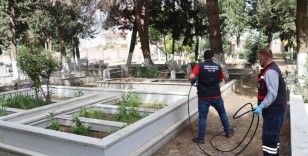 Yalova Belediyesi’nden mezarlıklarda temizlik çalışması

