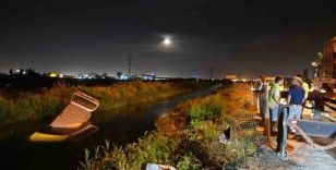 Otomobil su kanalına uçtu: Öldüğü düşünülen sürücünün yüzerek kaçtığı ortaya çıktı

