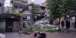 Kahramanmaraş'ta ağır hasarlı bina kendiliğinden çöktü