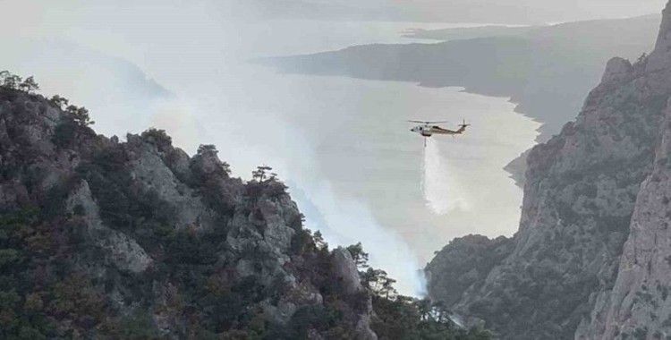 Şahinkaya Kanyonu’nda orman yangını: 1 helikopter ve 2 uçak havadan müdahale etti
