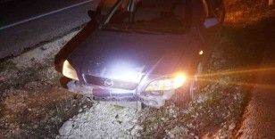 Burdur’da kontrolden çıkan otomobil refüje düştü: 2 yaralı
