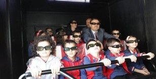 Vali Musa Işın, çocukların 10D sinema keyfine ortak oldu
