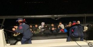 İzmir açıklarında 22 düzensiz göçmen yakalandı
