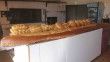 Sosyal medya yorumlarına, ürettiği 4 metrelik ekmekle cevap verdi
