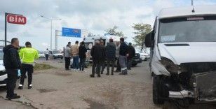 Tekstil işçilerini taşıyan servis minibüsü kaza yaptı: 10 yaralı