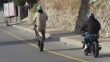 Akrobasi hareketleri yaparak  motosiklet kullanan şahıs kamerada
