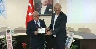 Meslekte 50. yıl onur plaketini oğlu Başkan Zencirci’nin elinden aldı

