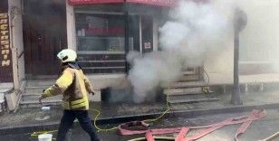 Şişli Mahmut Şevket Paşa Mahallesi’nde 7 katlı bir binanın zemin katındaki depoda yangın çıktı. Yangın nedeniyle yoğun duman oluşurken, olay yerine sevk edilen itfaiye ekipleri yangını söndürmek için çalışma başlattı.
