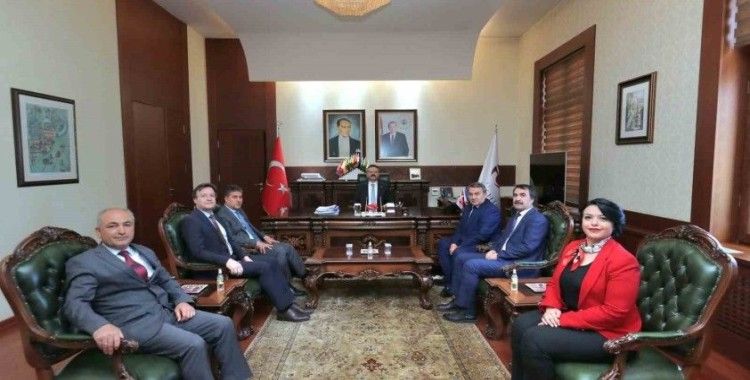 Tapu ve Kadastro bölge müdürü Eskişehir Valisi Hüseyin Aksoy’u ziyaret etti
