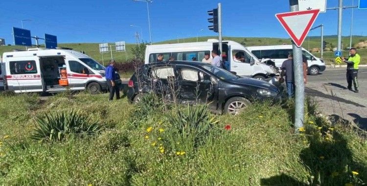 Bingöl’de otomobil ile minibüs çarpıştı: 9 yaralı
