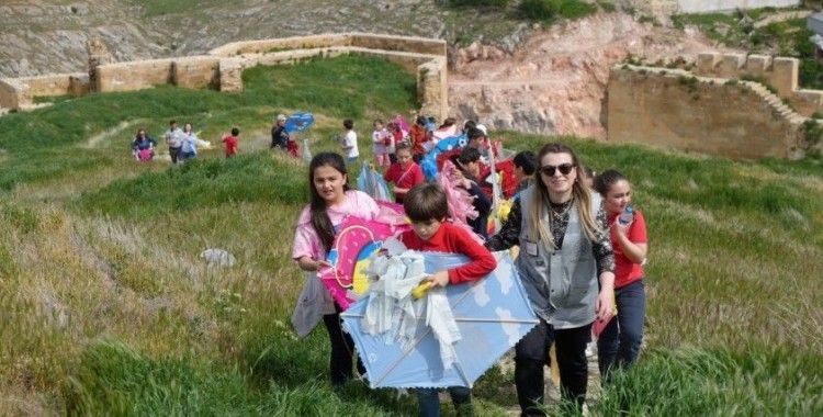 Tarihi kalenin surları öğrencilerin rengarenk uçurtmalarıyla renklendi

