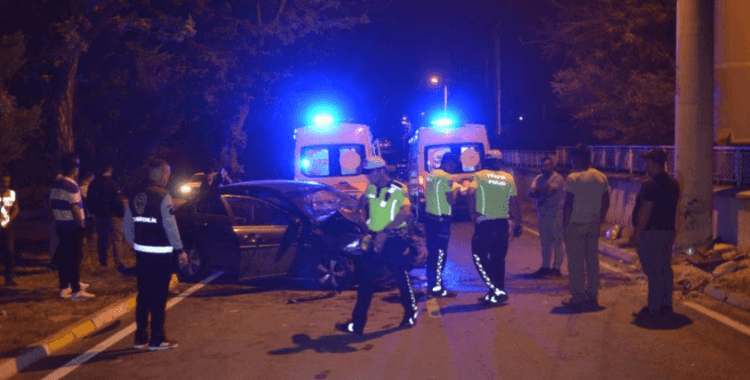 Konya'da otomobil aydınlatma direğine çarptı: 4 yaralı