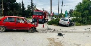 İki otomobilin çarpıştığı kazada 1 kişi öldü, 2 kişi yaralandı
