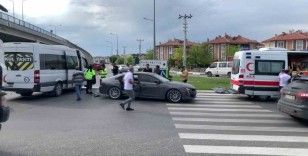 Kütahya’da otomobil ile minibüs çarpıştı:  2 yaralı
