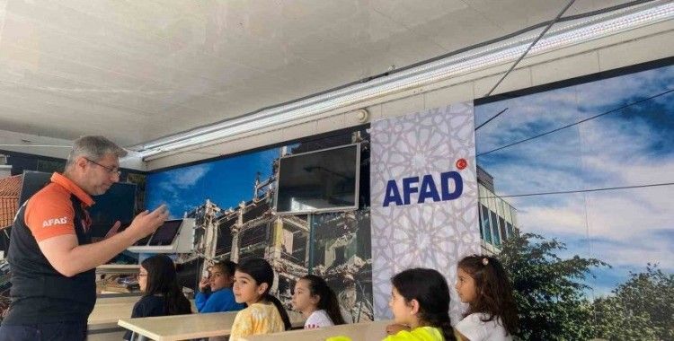 AFAD’ın ‘Deprem Simülasyon Tırı’ Afyonkarahisar’da gençlere tanıtıldı
