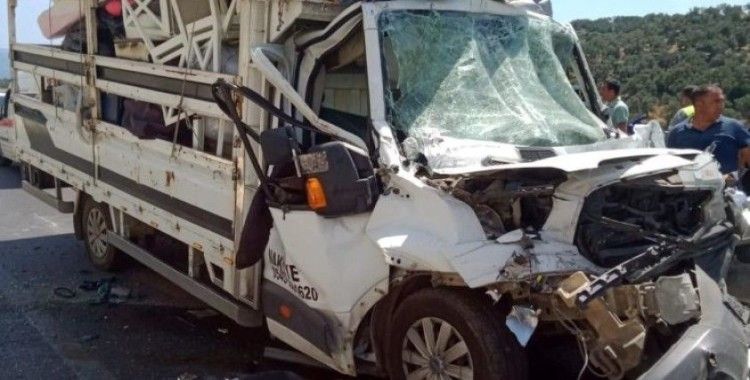Tıra arkadan çarpan kamyonetin sürücüsü yaralandı