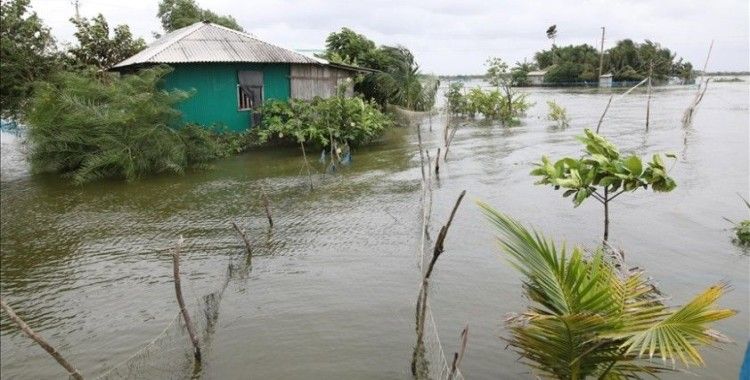Bangladeş'te meydana gelen sel felaketi nedeniyle 10 bin aile mahsur kaldı