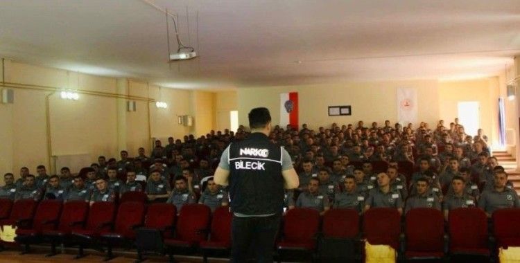 250 polis adayı uyuşturucuyla mücadelede bilgilendirildi
