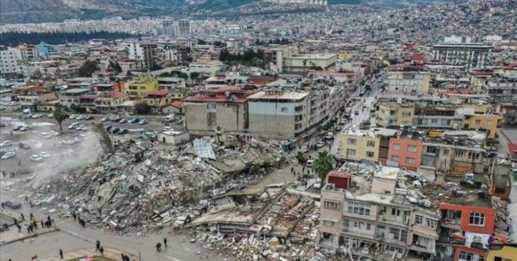 Depremde yıkılan apartmanın müteahhidi yan binayı, şantiye şefi müteahhidi suçladı