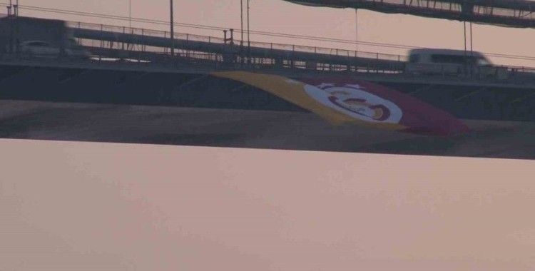 Şampiyon Galatasaray’ın bayrağı İstanbul Boğazı’nda dalgalandı
