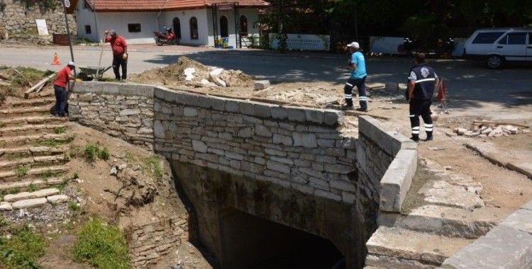 Babadağ Belediyesi Yardan Çayında çevre düzenlemesi yapıyor
