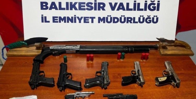 Halının içine saklanan uyuşturucu taciri yakayı ele verdi