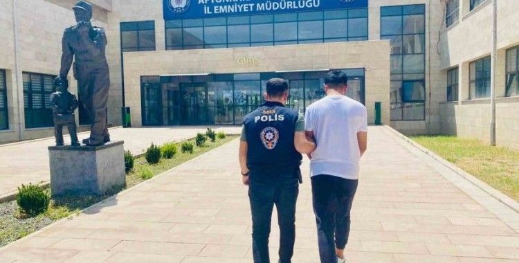 Dolandırıcılık suçundan aranan şahsı polis yakaladı
