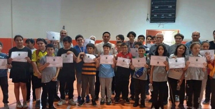 Simav’da satranç turnuvasında dereceye giren öğrenciler ödüllendirildi
