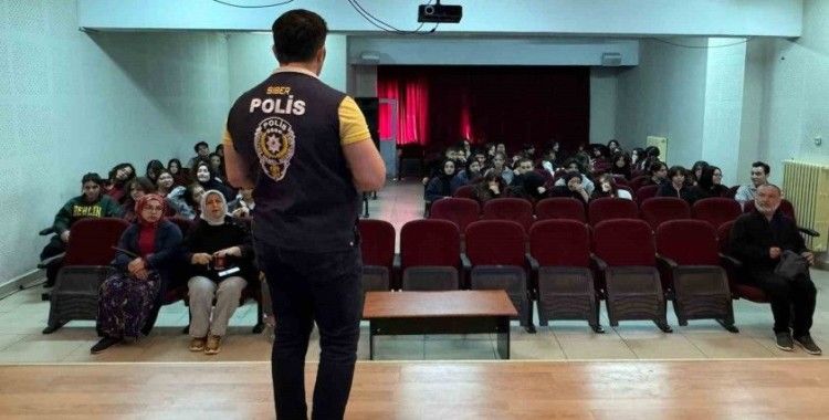 Kırıkkale polisinden öğrencilere siber zorbalıkla mücadele eğitimi
