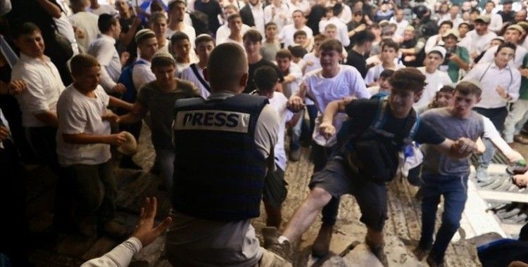 Fanatik Yahudilerin saldırısında yaralanan Filistinli gazeteci gözaltına alınmış