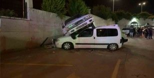 Alkollü sürücü dehşeti: Otomobiliyle araçların üzerine düştü
