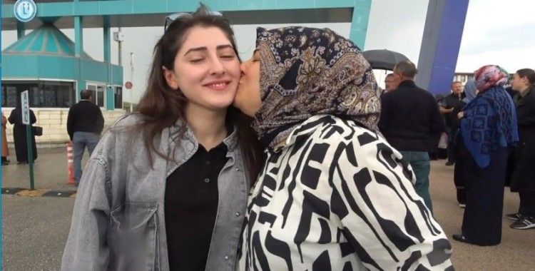 Sınava giren kızından daha heyecanlı olan anne: "Çok heyecanlıyım düğmelerimi bile yanlış ilikledim"
