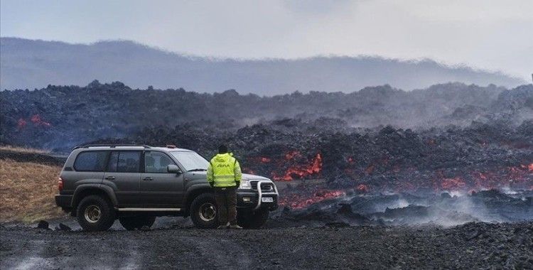 İzlanda'da aktif yanardağdan fışkıran lav bir yolu kapattı