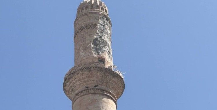 Mardin’de minareye yıldırım düştü
