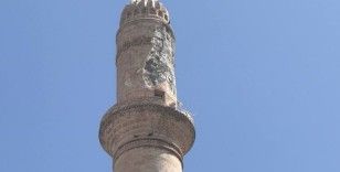 Mardin’de minareye yıldırım düştü
