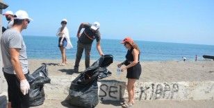Çevreciler sahili temizledi