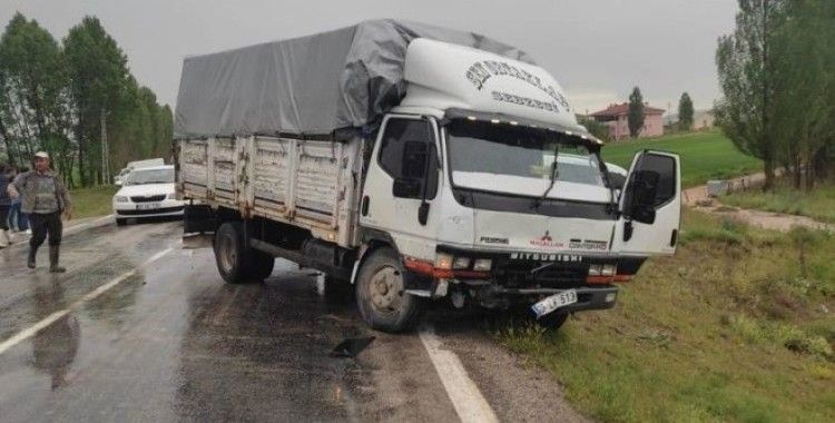 Bayburt'ta kamyonla minibüs çarpıştı: 2 yaralı