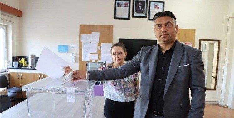 Türkiye'de yaşayan çifte vatandaşlar Bulgaristan'daki seçimler için oy kullanmaya başladı