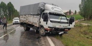 Bayburt’ta kamyonla minibüs çarpıştı: 2 yaralı
