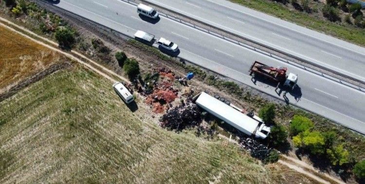 Meyve yüklü tırın devrildiği trafik kazasında 2 kişi yaralandı
