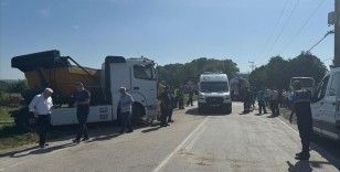 Kocaeli'de tır ile servis midibüsü çarpıştı, 1'i ağır 26 kişi yaralandı