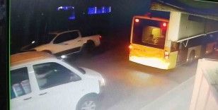 Ataşehir’de seyir halindeki otomobile çarpıp kaçan araç kamerada
